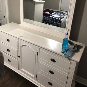 White vanity, 2yrs old Length6’2ft & height 3’3ft